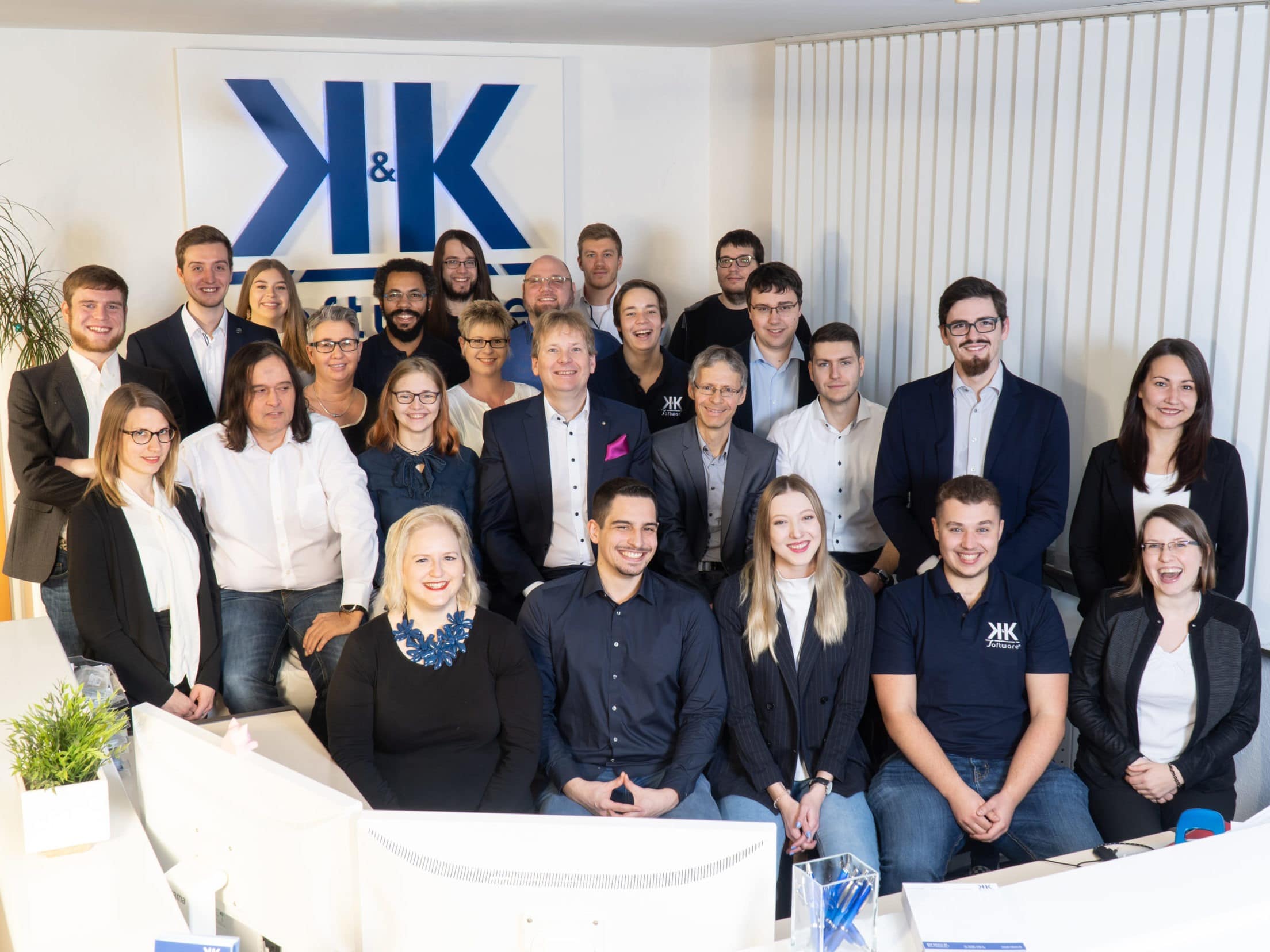 Das Foto zeigt die 27 Mitarbeiter der K&K Software AG