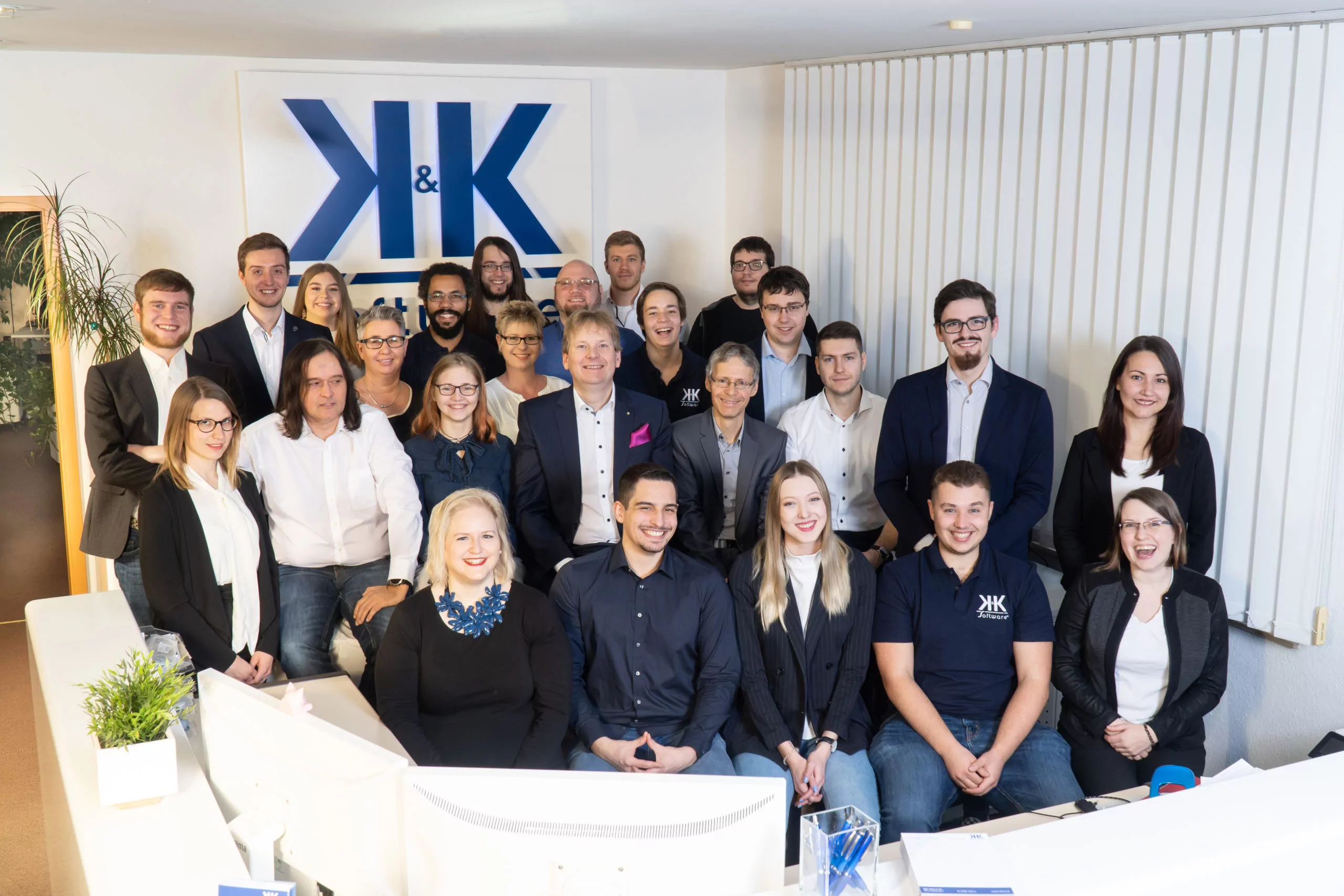 Das Foto zeigt die 27 Mitarbeiter der K&K Software AG.